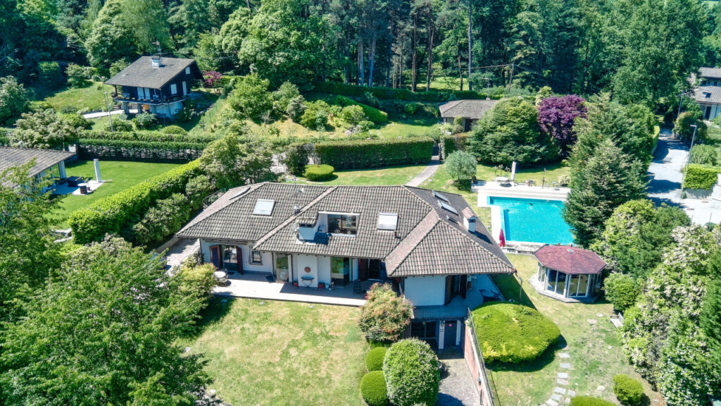Villa in vendita a Oleggio Castello, con piscina