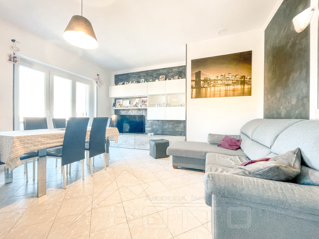 000__casa-vendita-oleggio-salotto