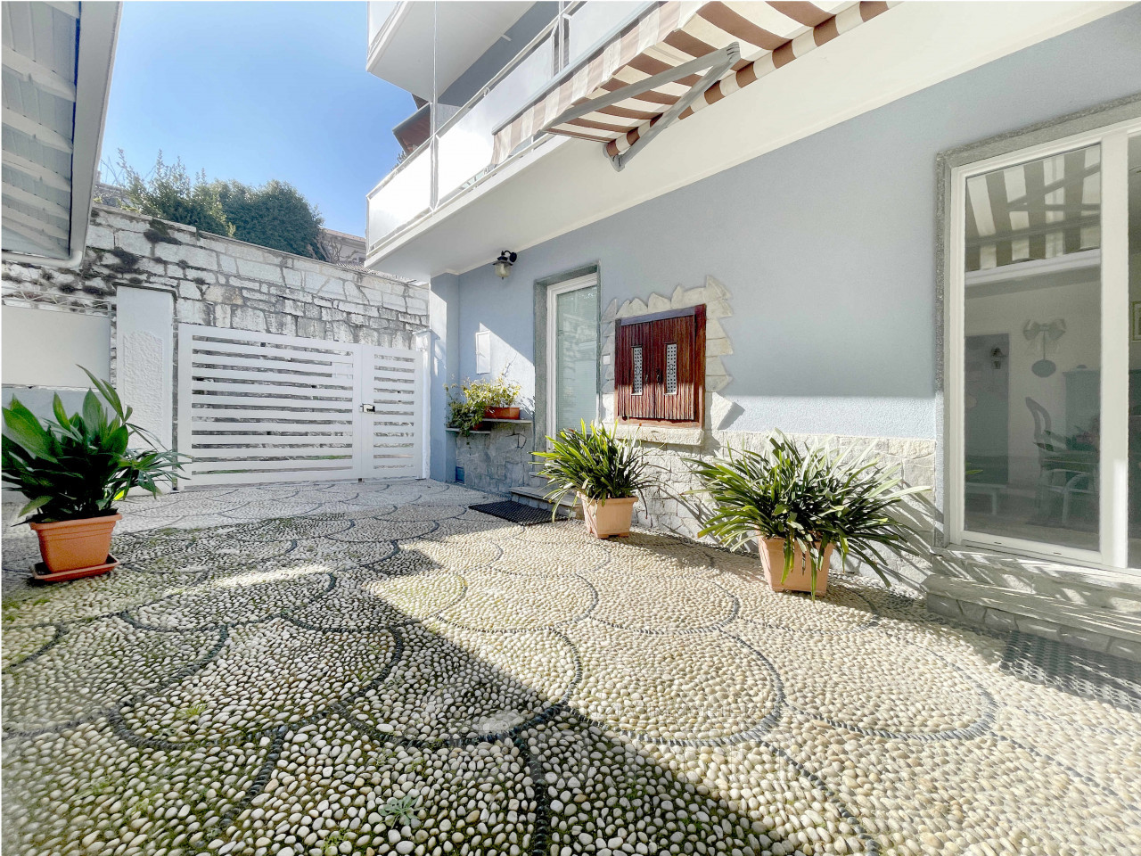 000__casa-vendita-soriso-cortile1