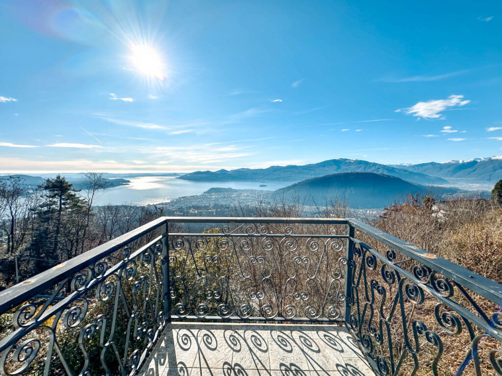 Villa contemporanea in vendita a Bee, con vista lago