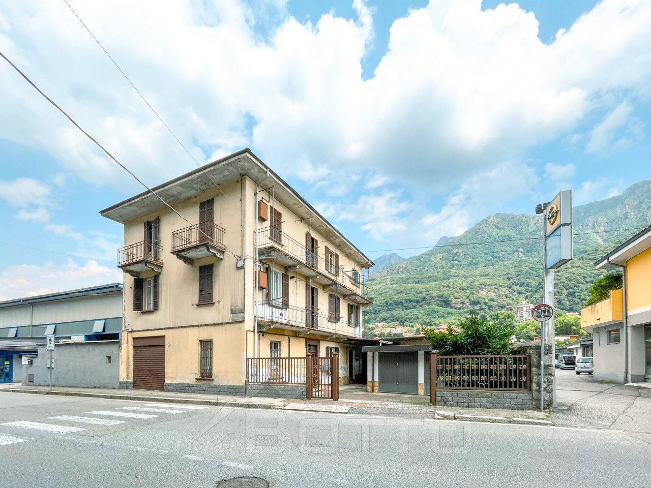 000__palazzina-vendita-crusinallo-esterno2_wmk_0