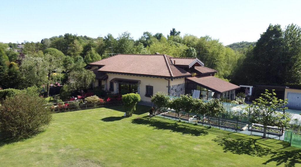 Villa in vendita ad Invorio, con bellissimo giardino