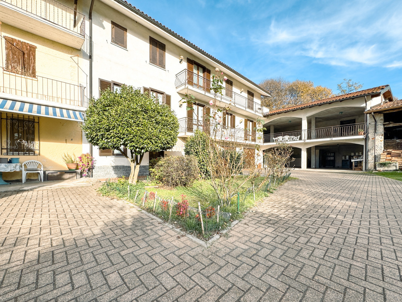000__vendita-casa-schiera-oleggio-castello-cortile1_wmk_0