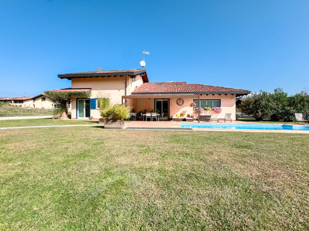 Villa moderna in vendita a Leggiuno, con piscina