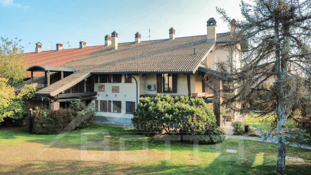 000__vendita-villa-semindipendite-oleggio-facciata_wmk_0