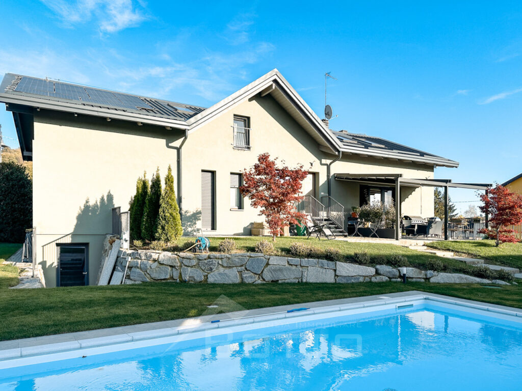 Villa in vendita a Grignasco con piscina