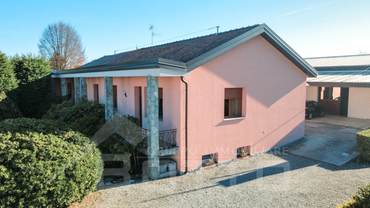 000__villa-vendita-varallo-pombia-esterno_wmk_0