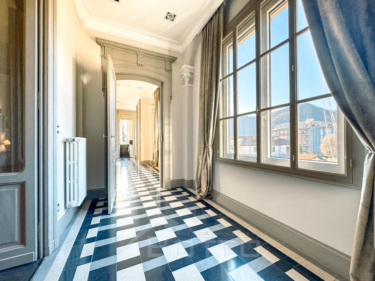 001__appartamento-vendita-borgosesia-corridoio4