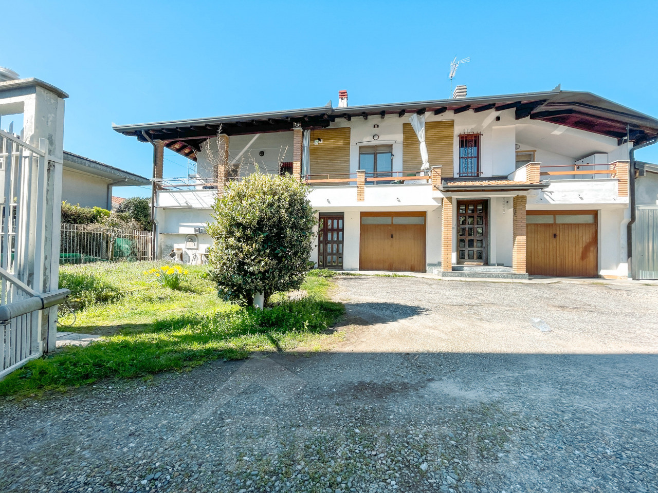 001__casa-vendita-gattico-cortile2