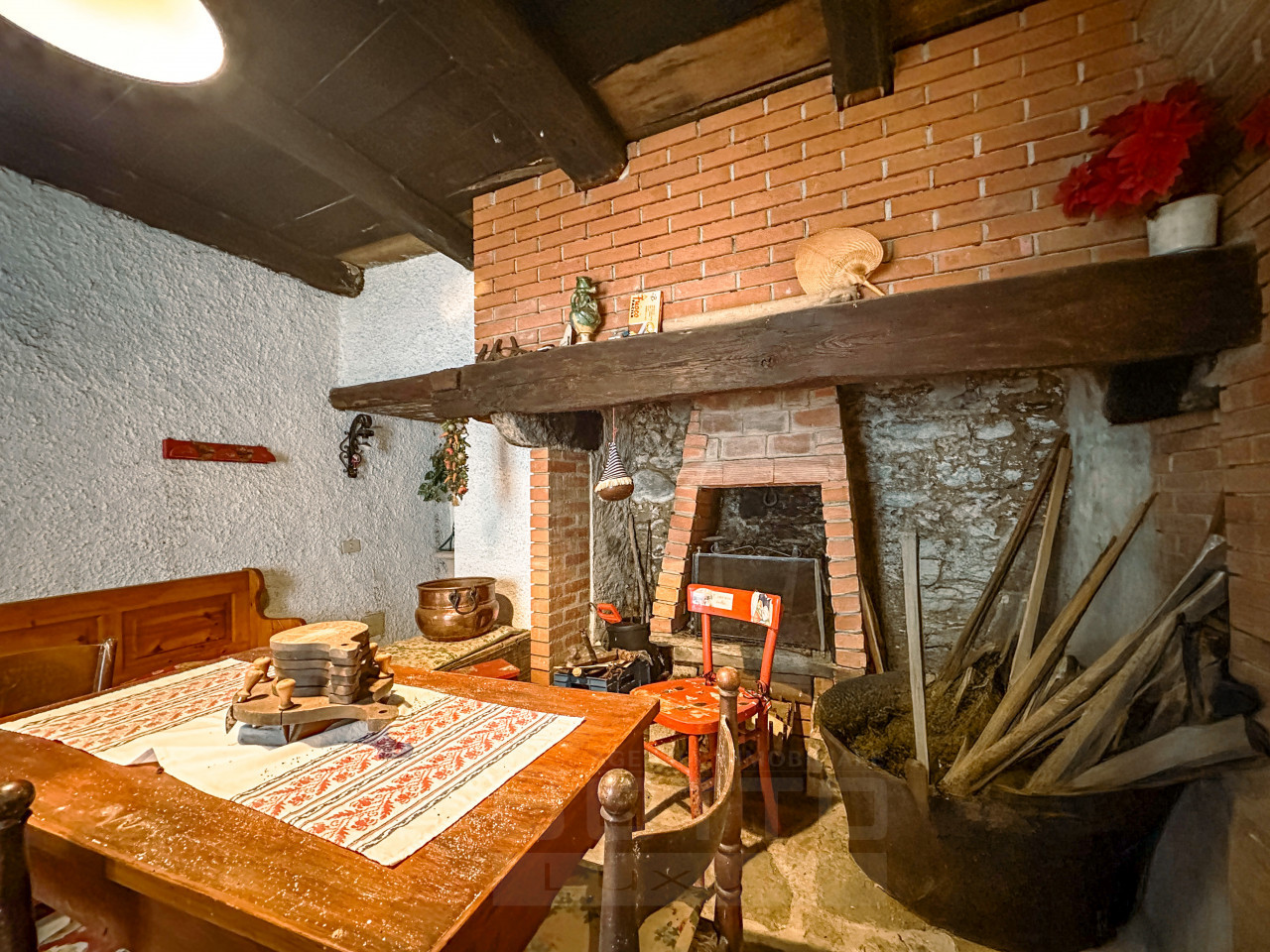 001__casa-vendita-oggebbio-camino5_wmk_0