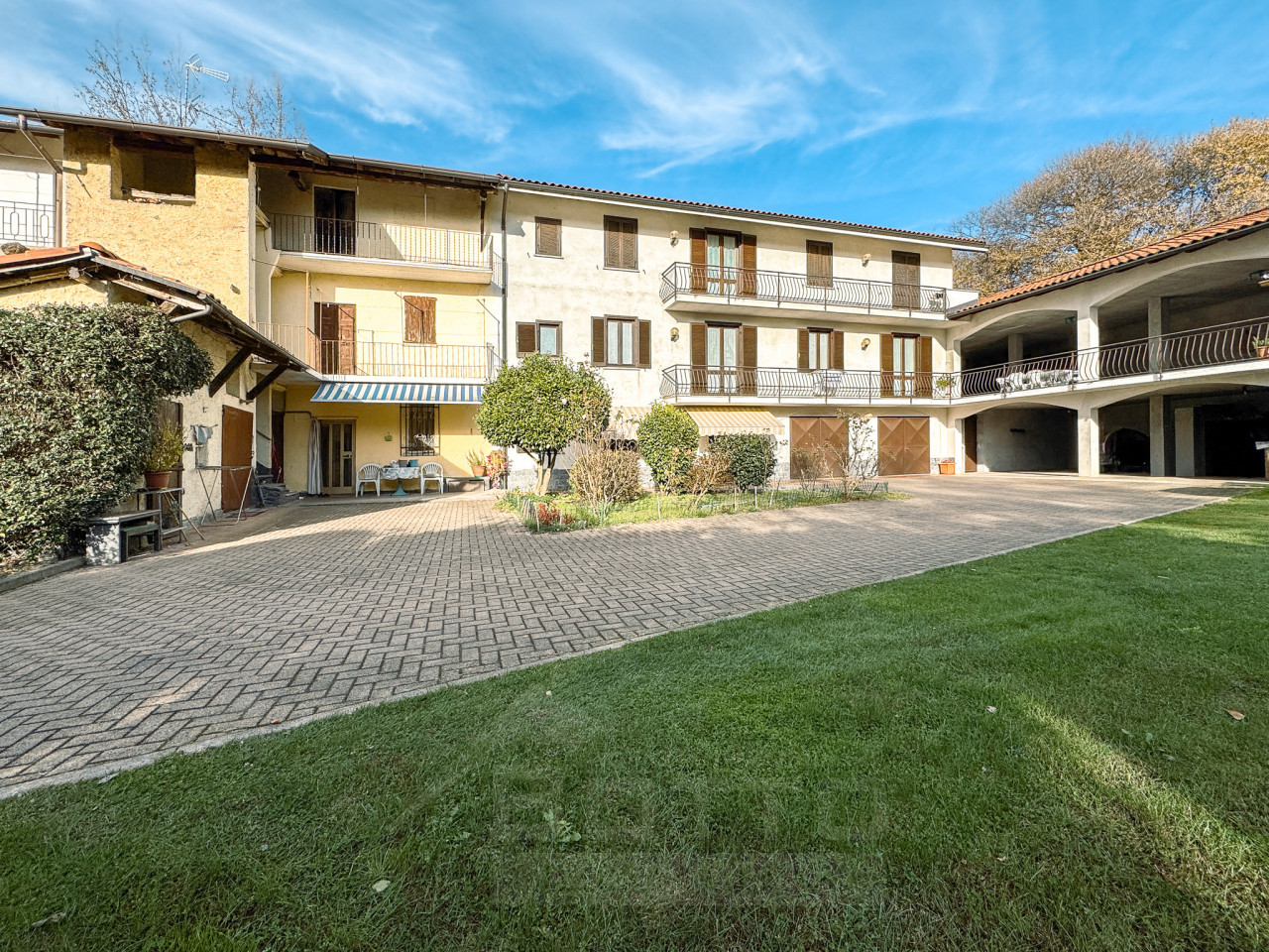 002__vendita-casa-schiera-oleggio-castello-facciata8_wmk_0