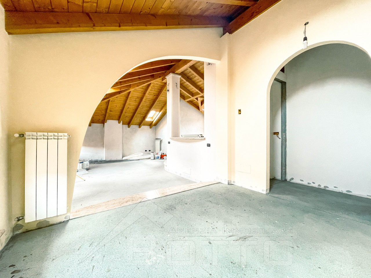 003__appartamento-vendita-borgomanero-soggiorno2_wmk_0