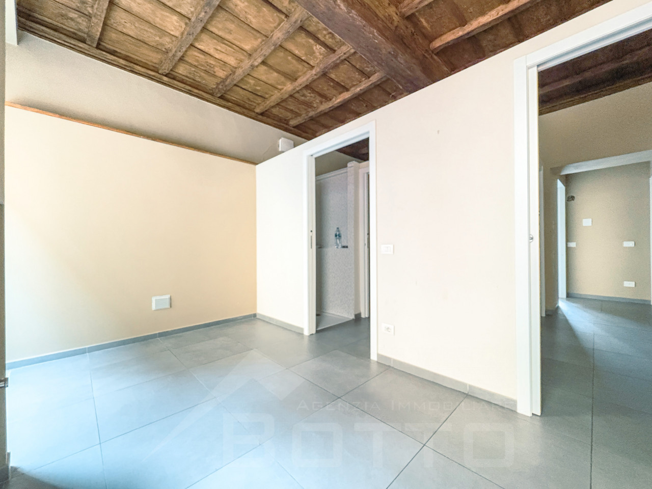 003__casa-vendita-borgomanero-corridoio_wmk_0