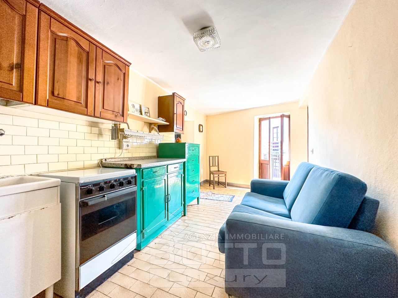 003__casa-vendita-cervatto-sofa_wmk_0