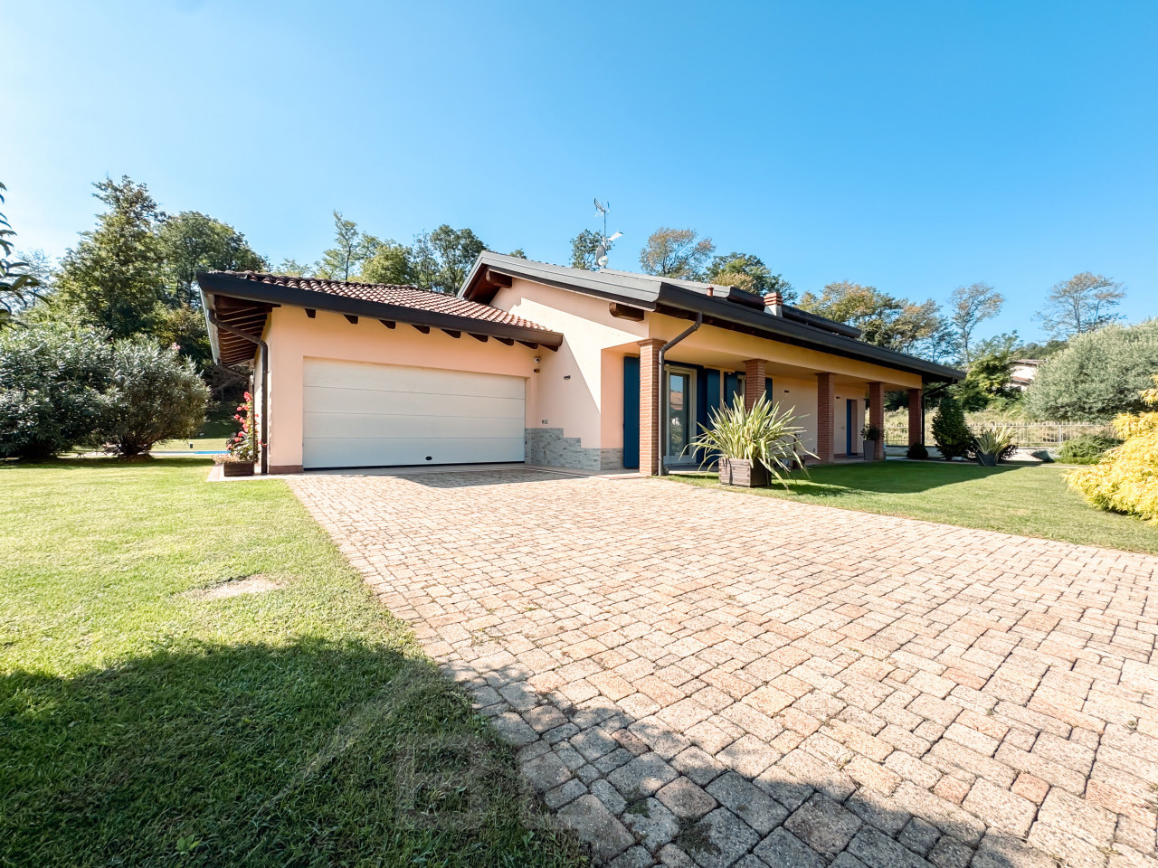003__vendita-villa-leggiuno-esterno5_wmk_0