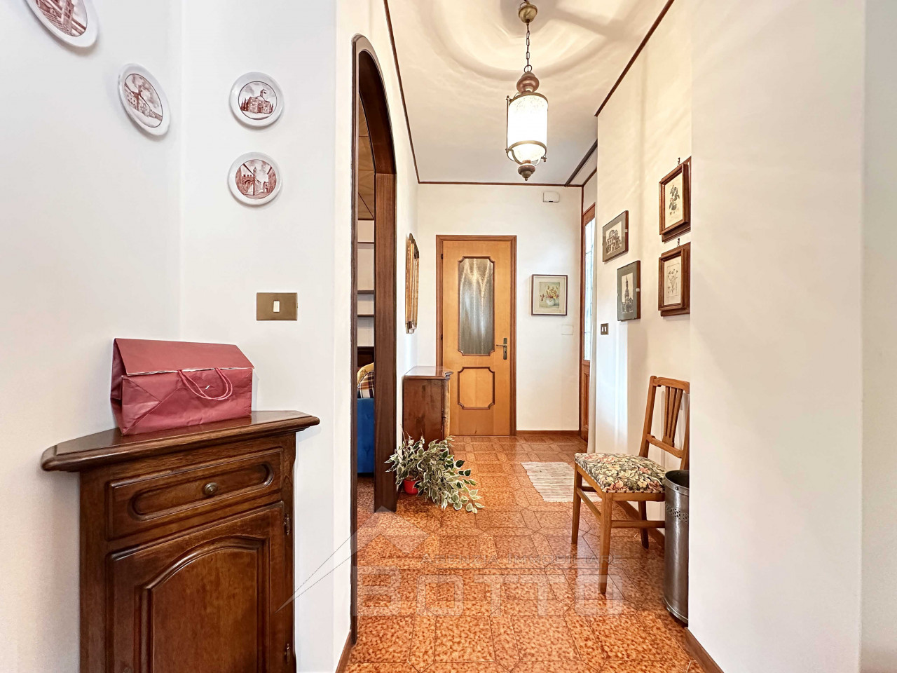 004__casa-vendita-borgosesia-corridoio