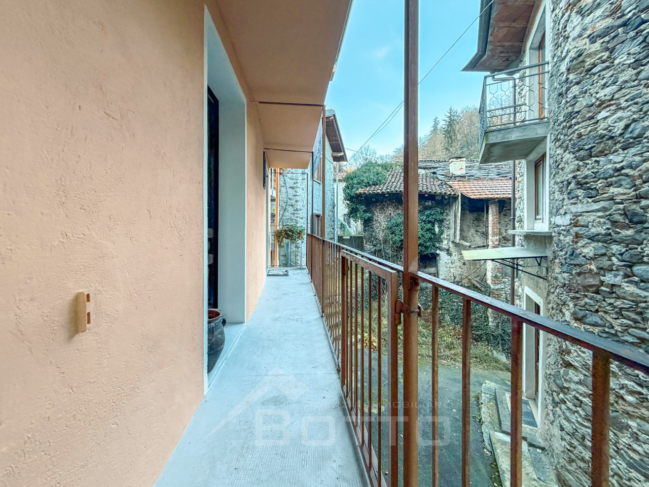 004__casa-vendita-varallo-balcone3_wmk_0