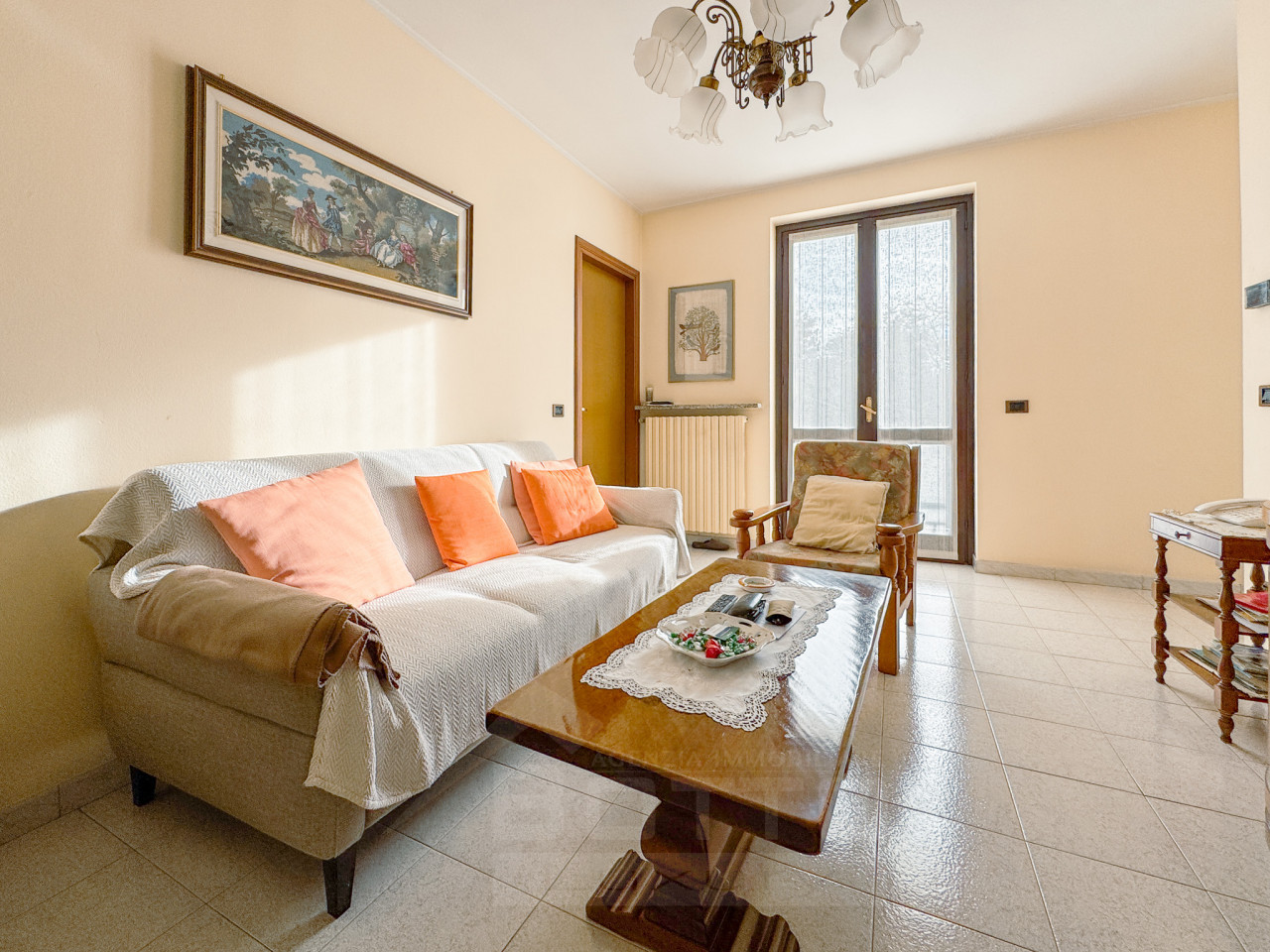 005__vendita-casa-schiera-oleggio-castello-soggiorno3_wmk_0
