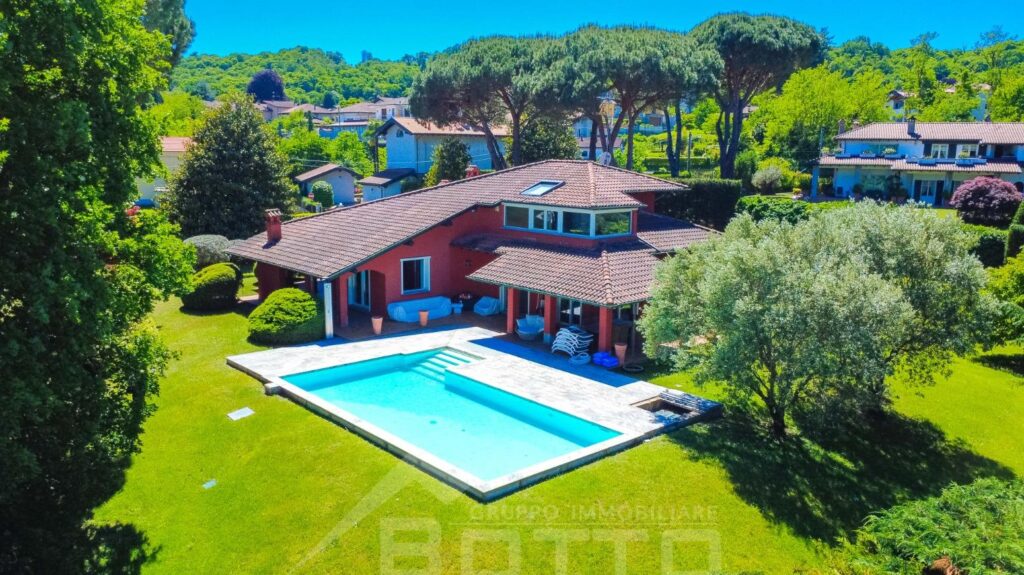 Villa in vendita a Dormelletto, con piscina