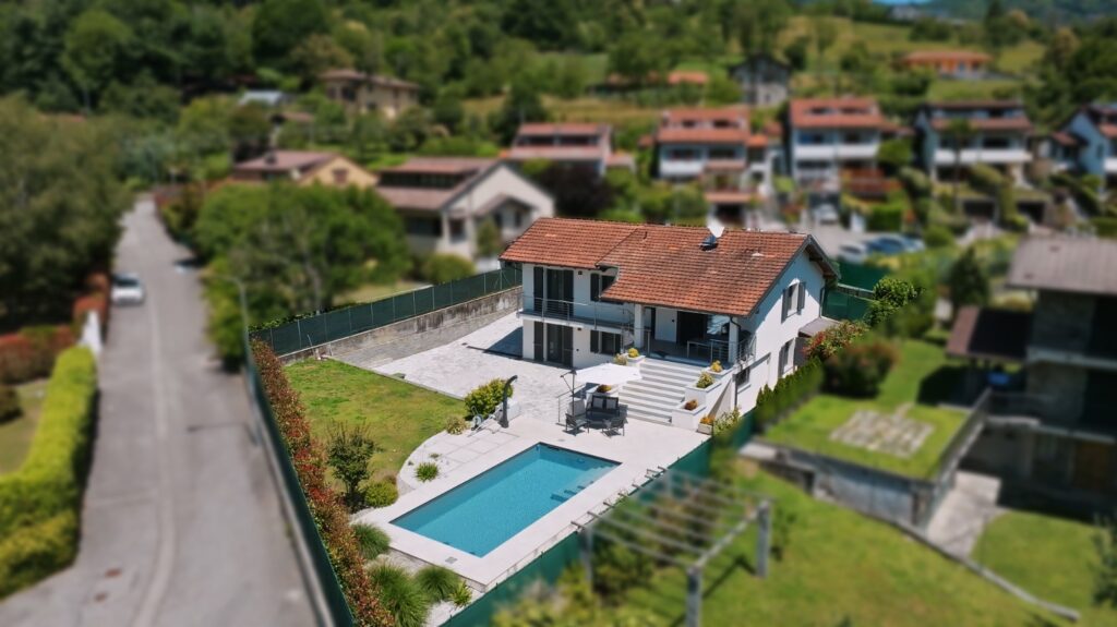 Villa in vendita a Pettenasco con piscina e vista lago