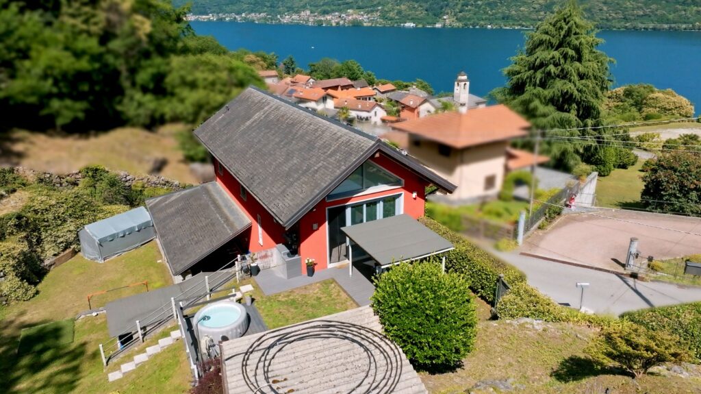 Villa con vista lago e giardino fiabesco
