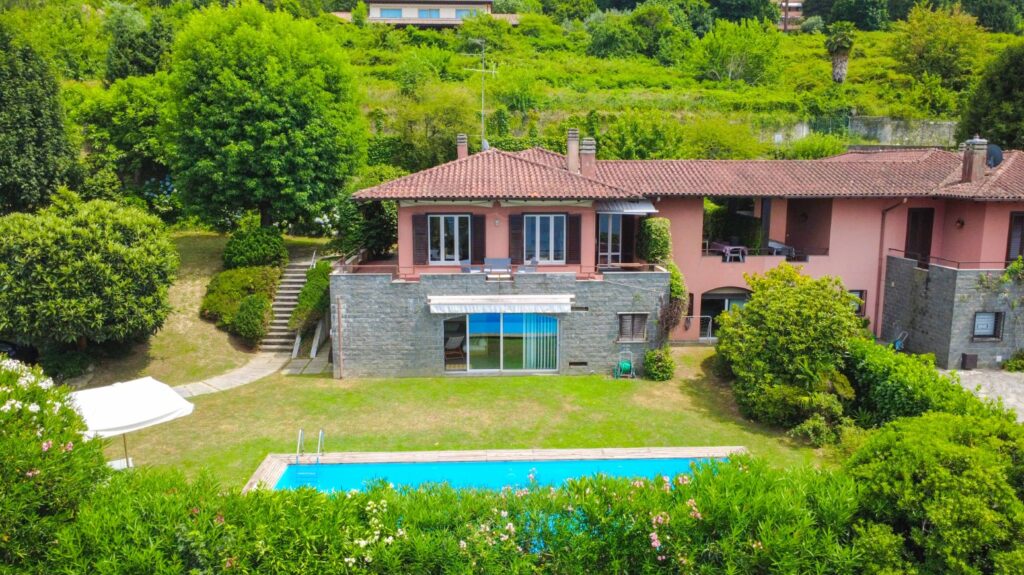 Villa in vendita a Ranco, con piscina
