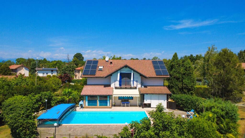 Villa in vendita ad Agrate Conturbia, con piscina